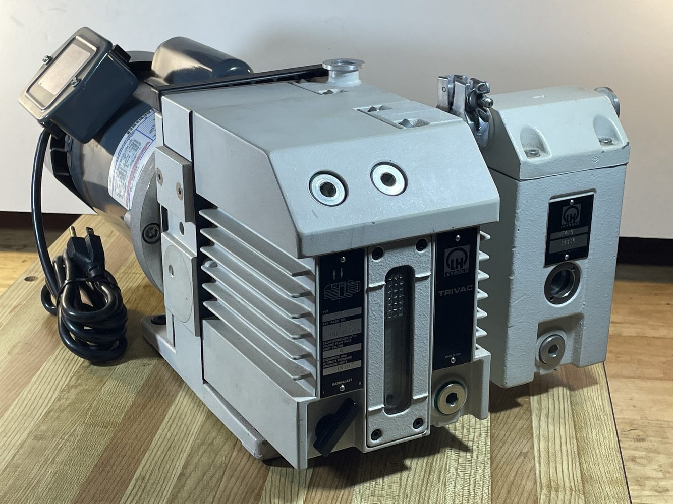 Leybold D4B vacuum pump